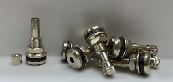 Valvula metalica corta V-416